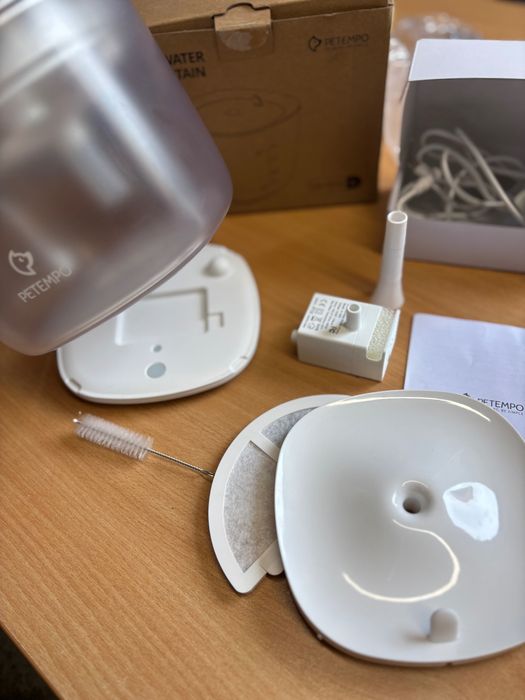 Fontanna dla kota z bezprzewodową pompą wodną 2 l