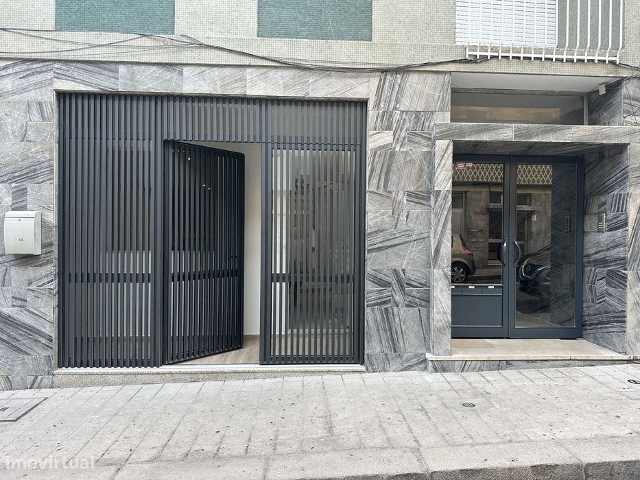 Apartamento T2 totalmente remodelado, com pátio interior - Lapa Porto