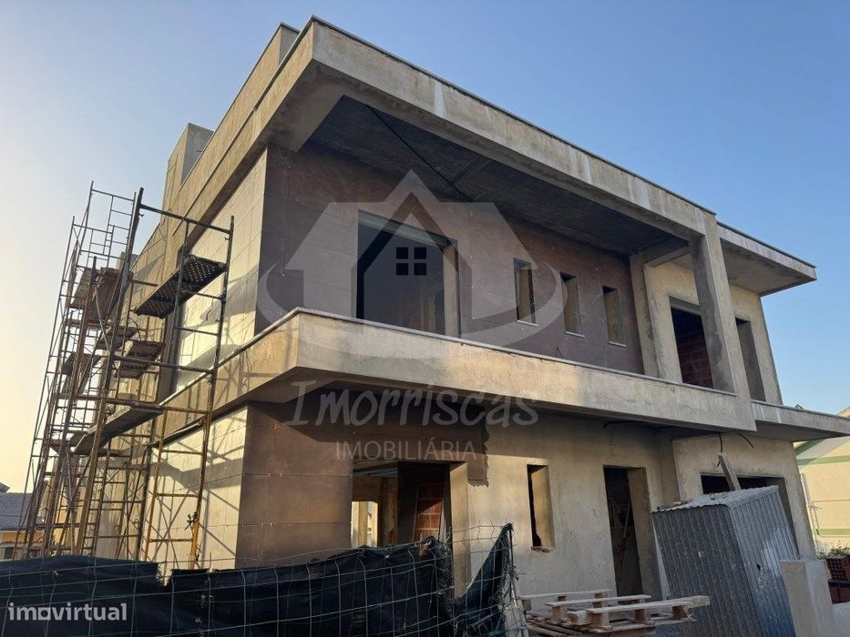 Moradia T3+1 com vista rio no Bairro das Courelas, Santa Iria de Azóia