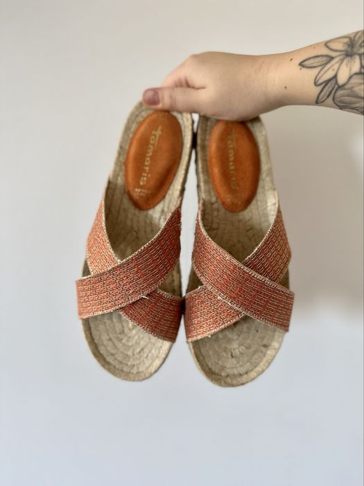 Klapki skórzane ze skóry naturalnej plecione Tamaris krzyżowane