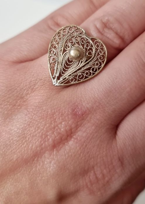 Stary filigranowy pierścionek w kształcie serca