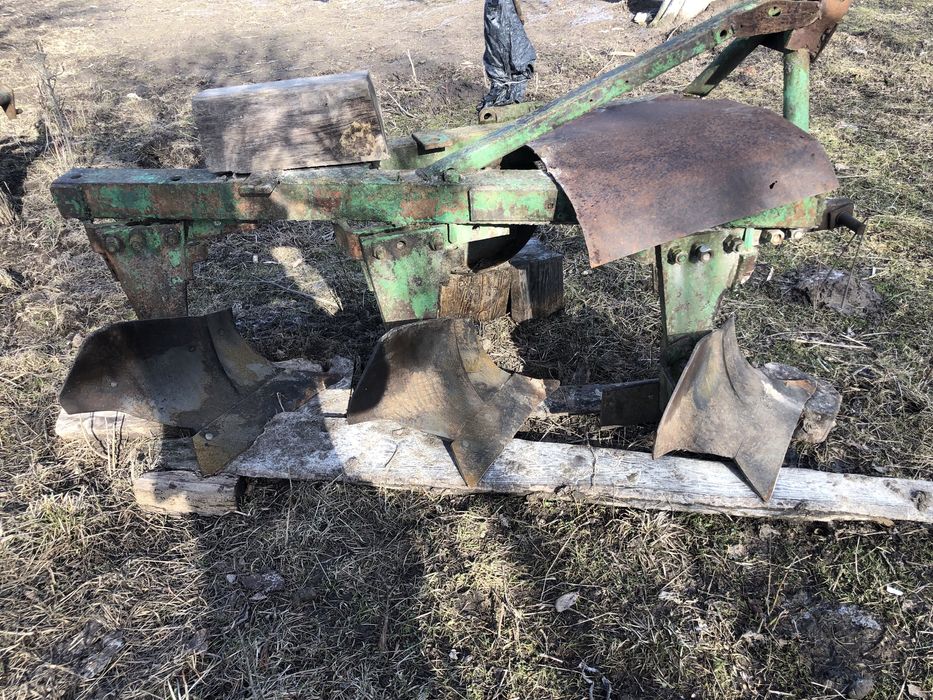Плуг 3-корпусний