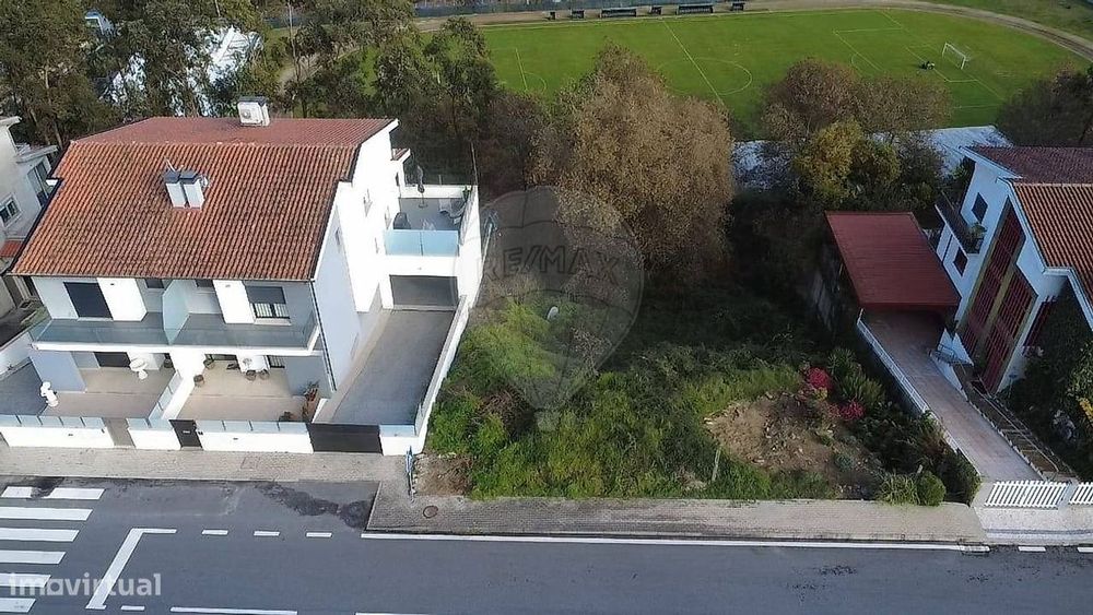 Terreno para construção com 1000m2 no centro de Vila Verde!