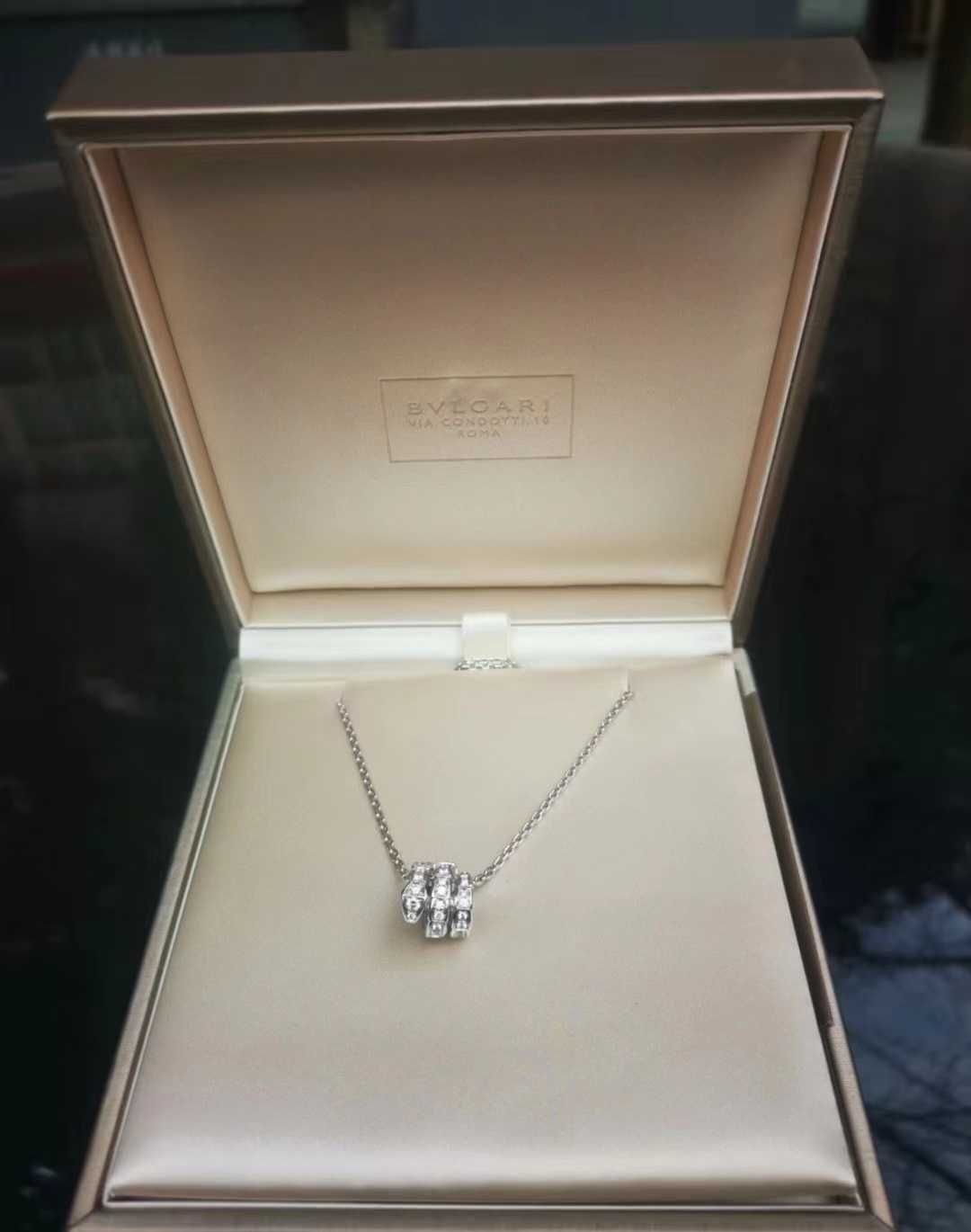 Naszyjnik z 18-karatowego złota BVLGARI SERPENTI w kolorze srebrnym