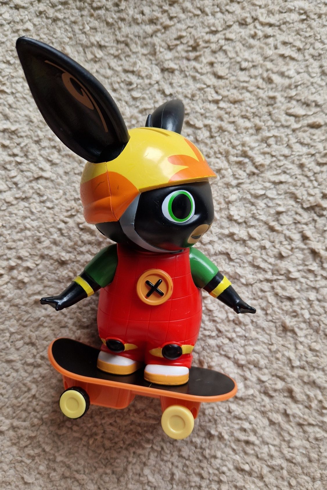 Królik BING figurka na deskorolce jeździ napęd