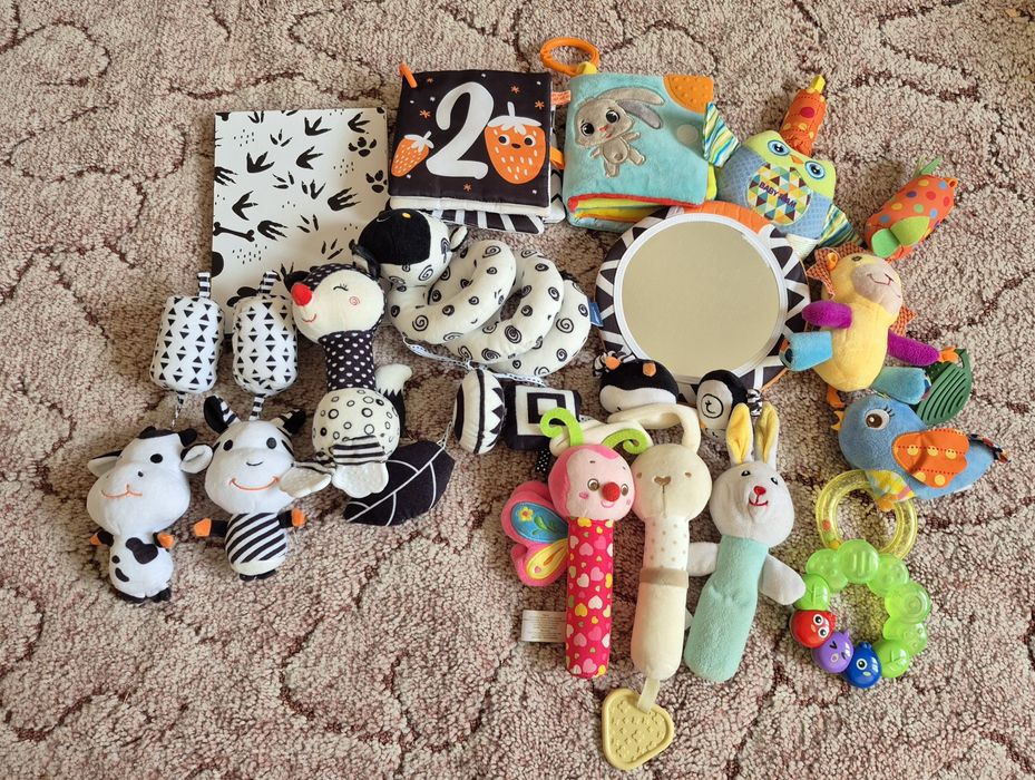 Лот іграшок для найменших діток