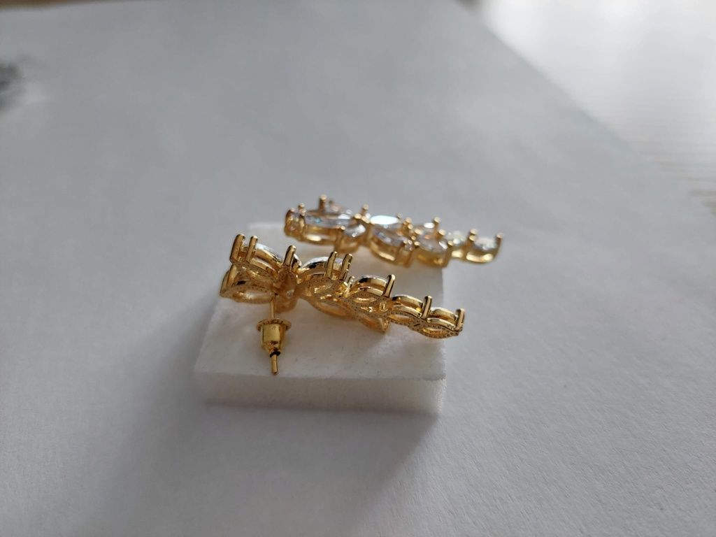 Kolczyki w kolorze złota z ozdobnymi szkiełkami