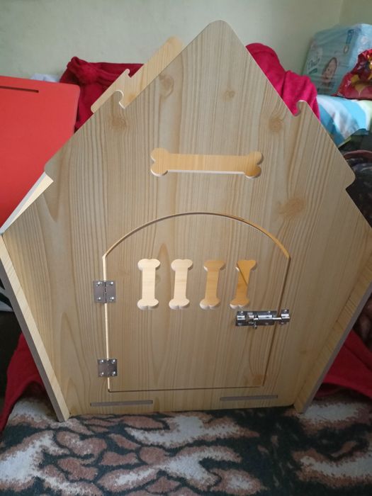 Drewniany składany domek dla psa 
Powystawowy - wada widoczna na zdjęc