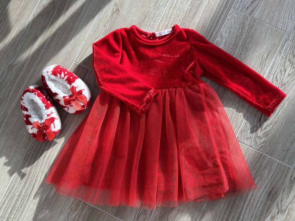 Червона сукня і тапочки