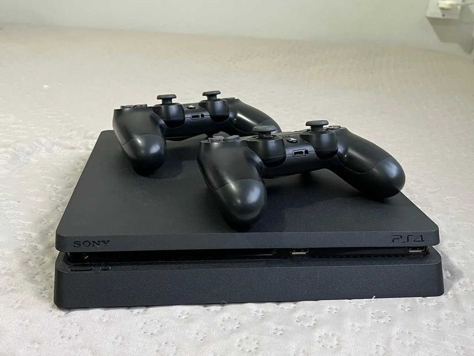 OPORTUNIDADE - PS4 Slim 500GB + 2 Comandos + Cabo Alimentação