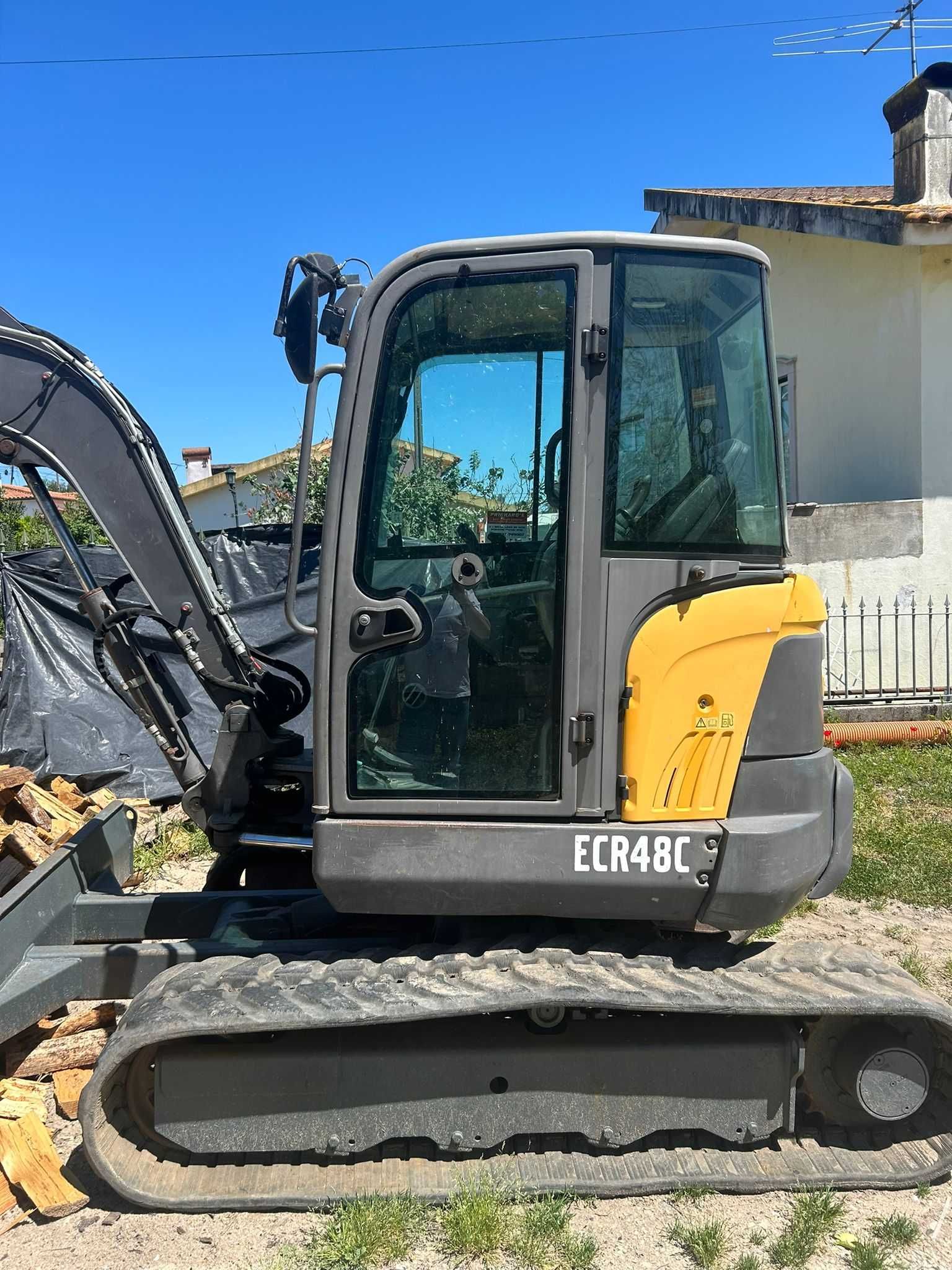 Vendo Mini Escavadora Volvo 5 ton - Excelente Estado