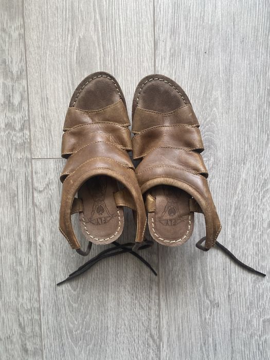 Sandálias camel da Fly London