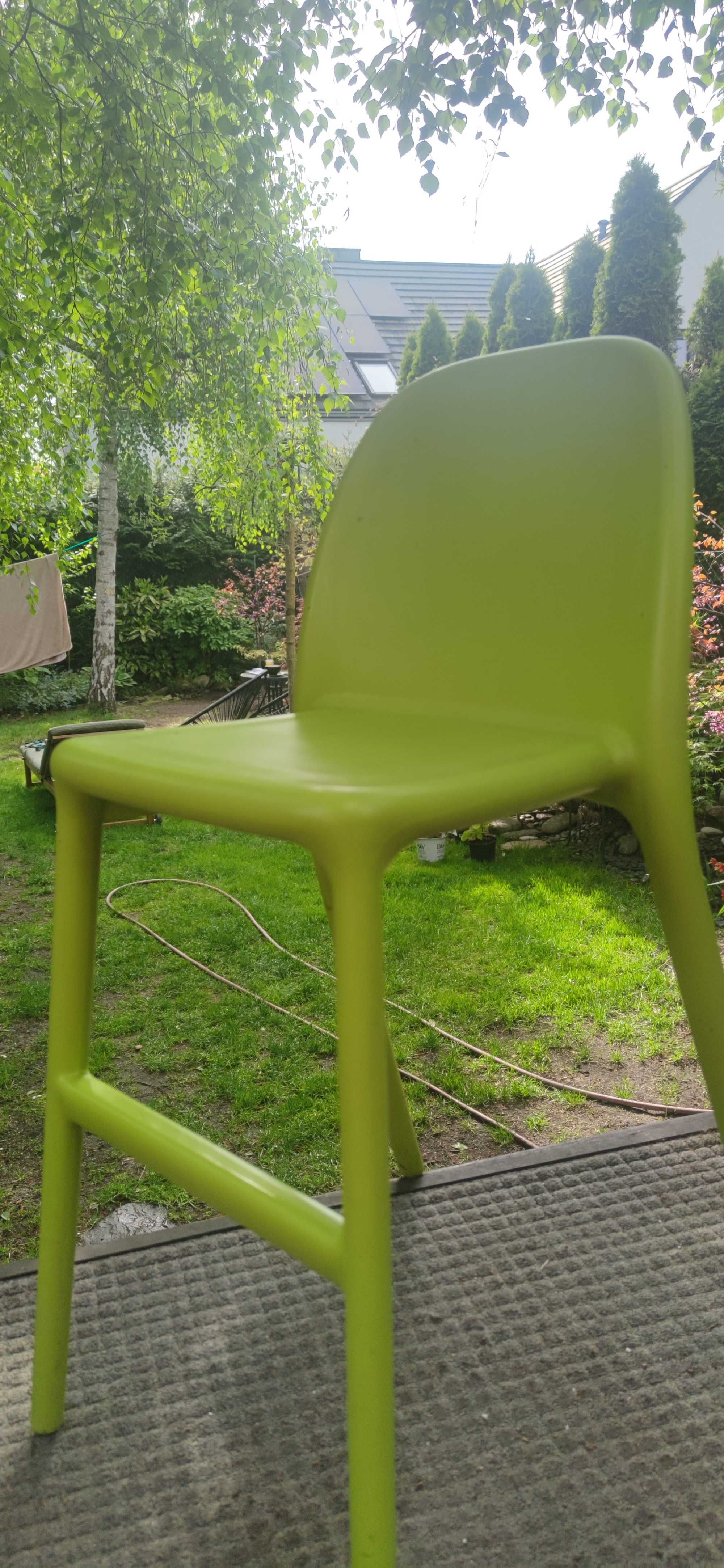 Dziecięce krzesło Urban Ikea zielone i białe.