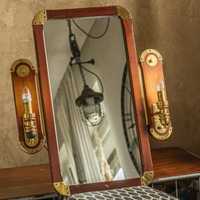 Drewniane lustro z oświetleniem i metalową obudową vintage