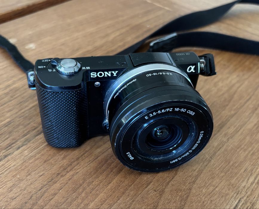 Sony Alpha A5000 / ILCE-5000 – uszkodzony, nie ładuje się