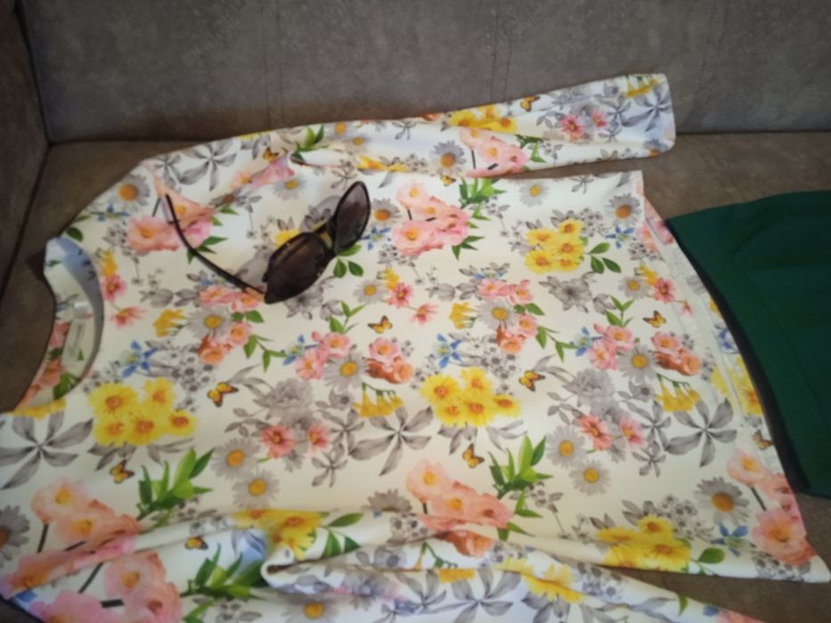 Продам весняний костюм