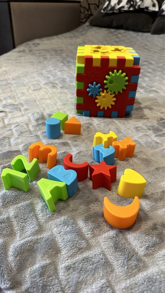 Розвиваючі іграшки (піраміда, сортер-куб)