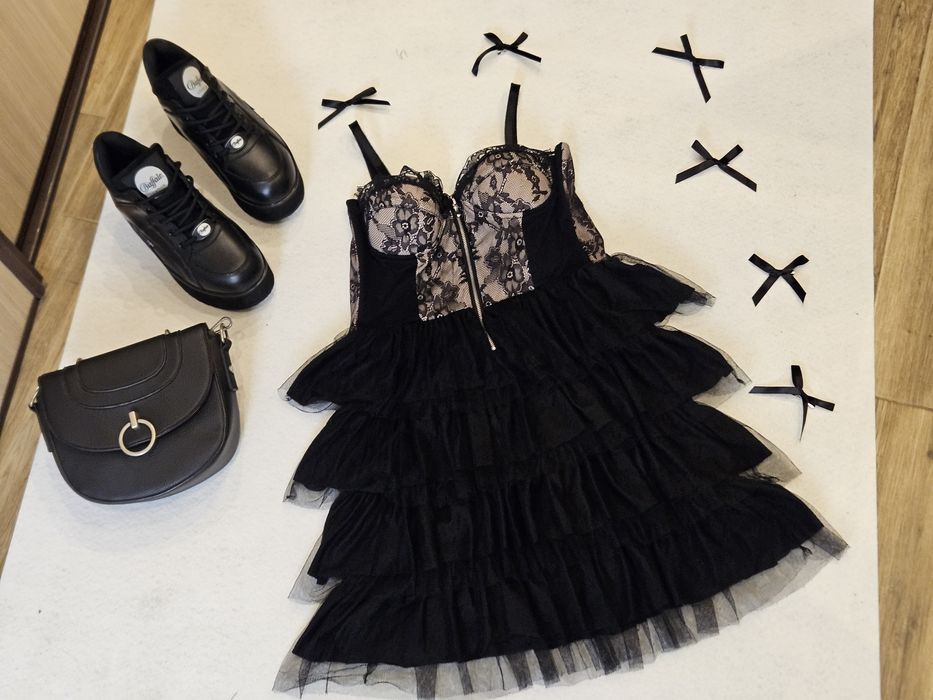 Sukienka Fishbone M – koronkowa, gotycka, w stylu emo.
