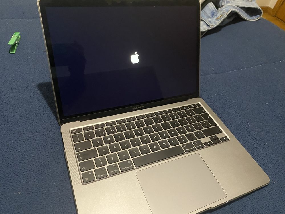 Macbook Air Cinzento Sideral M1 2020 com capa