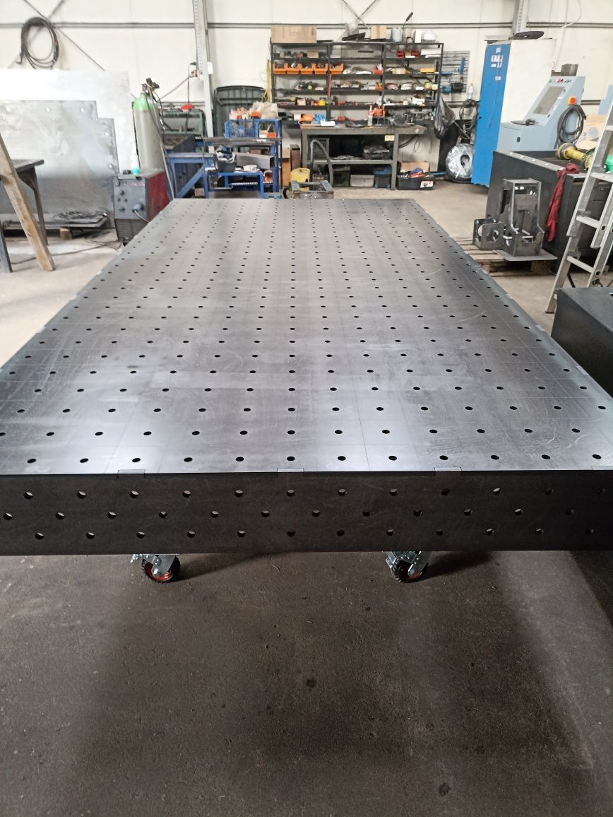 Stół spawalniczy montażowy 3x1,5m system 16 na kołach