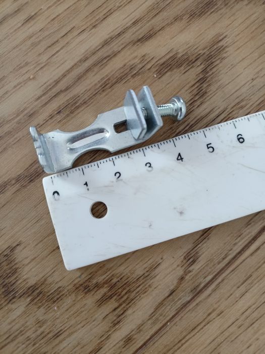 Łącznik metalowy spinacz do ościeżnic drzwiowych