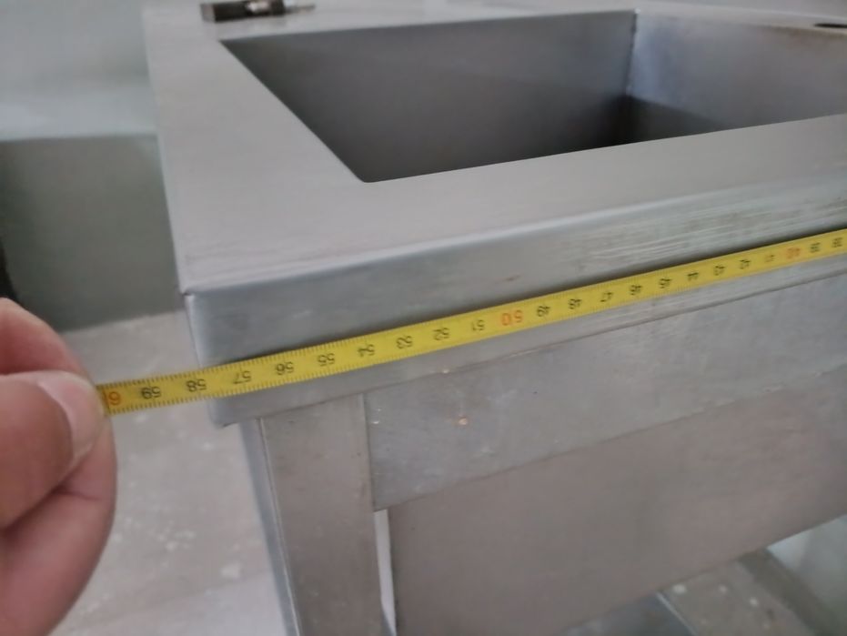 Стіл з мийкою та полицею знизу