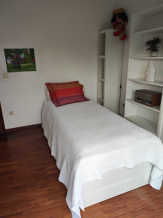 Quarto individual muito amplo,com luz direta