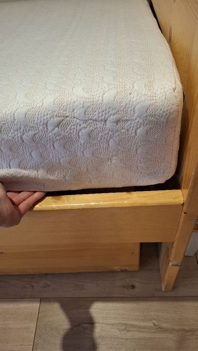 Drewniane łóżko z szufladami