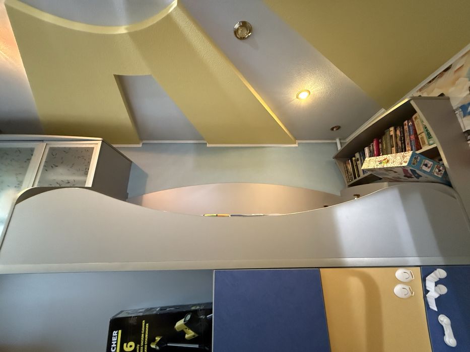 Двухэтажная кровать детская с мебелью вся, шкаф и тд