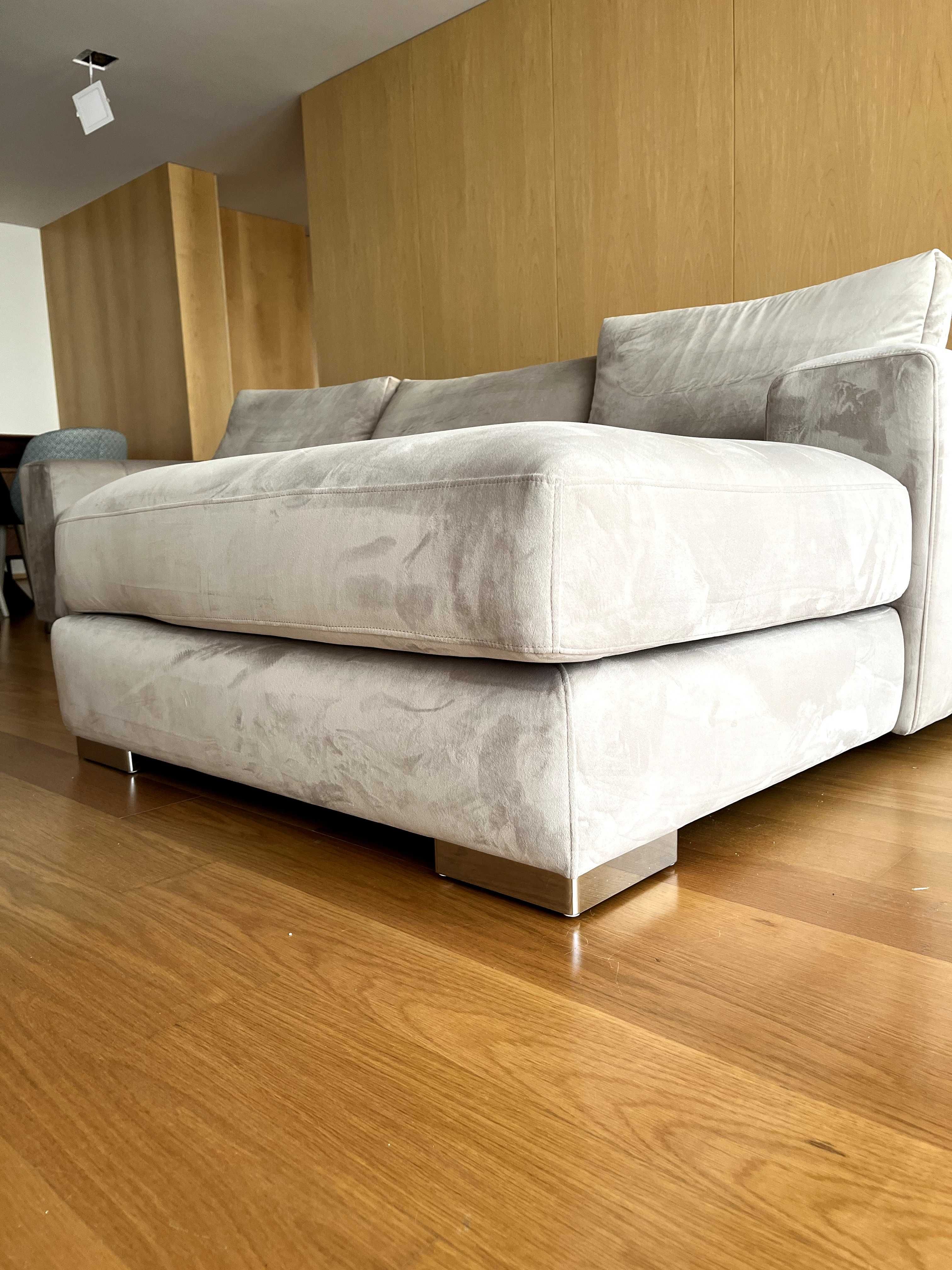 Sofá cinzento em veludo com chaise longue, em ótimo estado