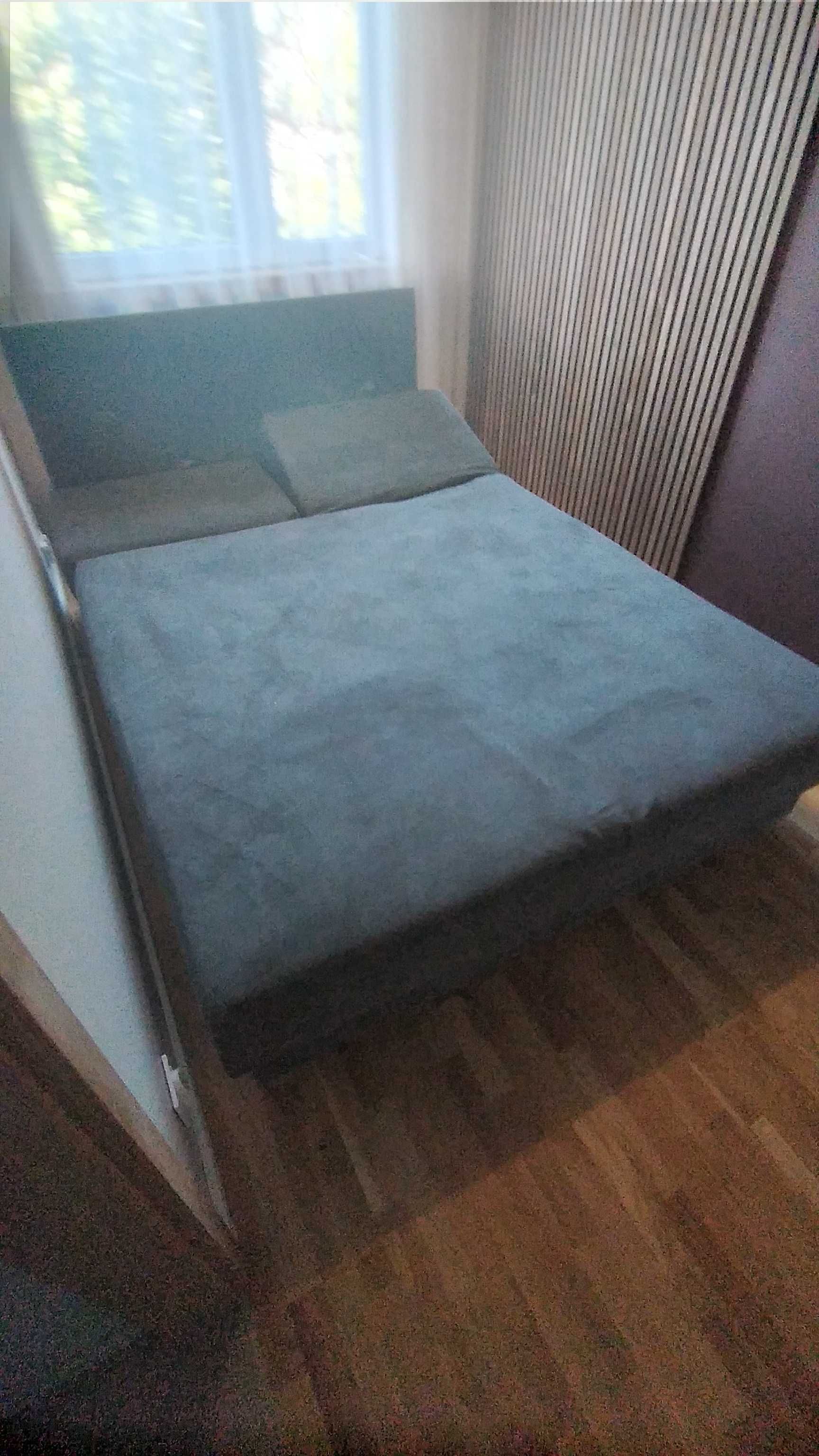 Tapicerowane łóżko z wezgłowiem i regulowanymi zagłówkami 140x200