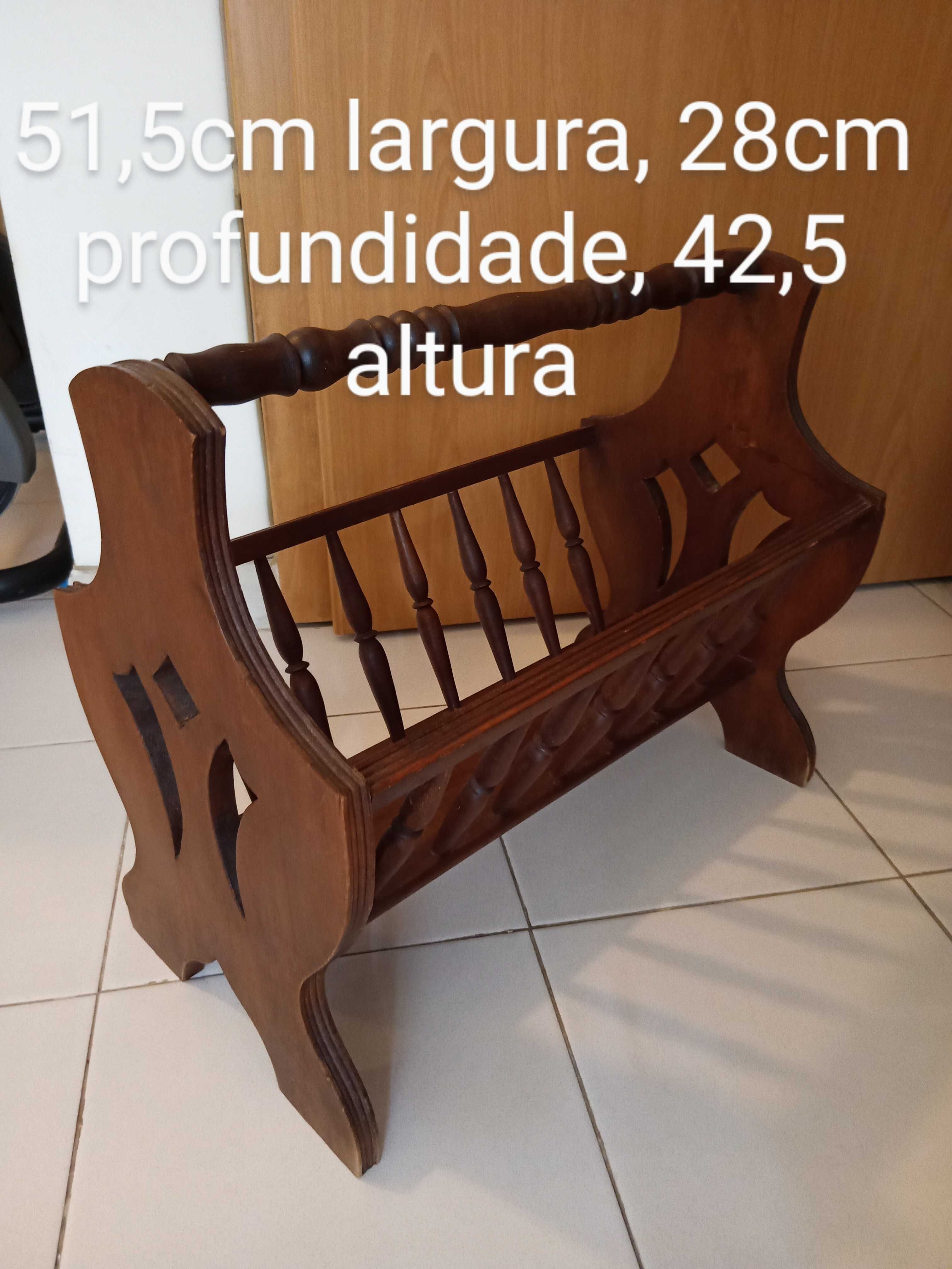 Porta-revistas antigo em madeira.