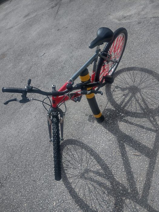 Bicicleta sport vermelha