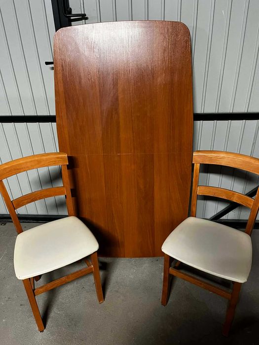 Stół kuchenny z czterema krzesłami