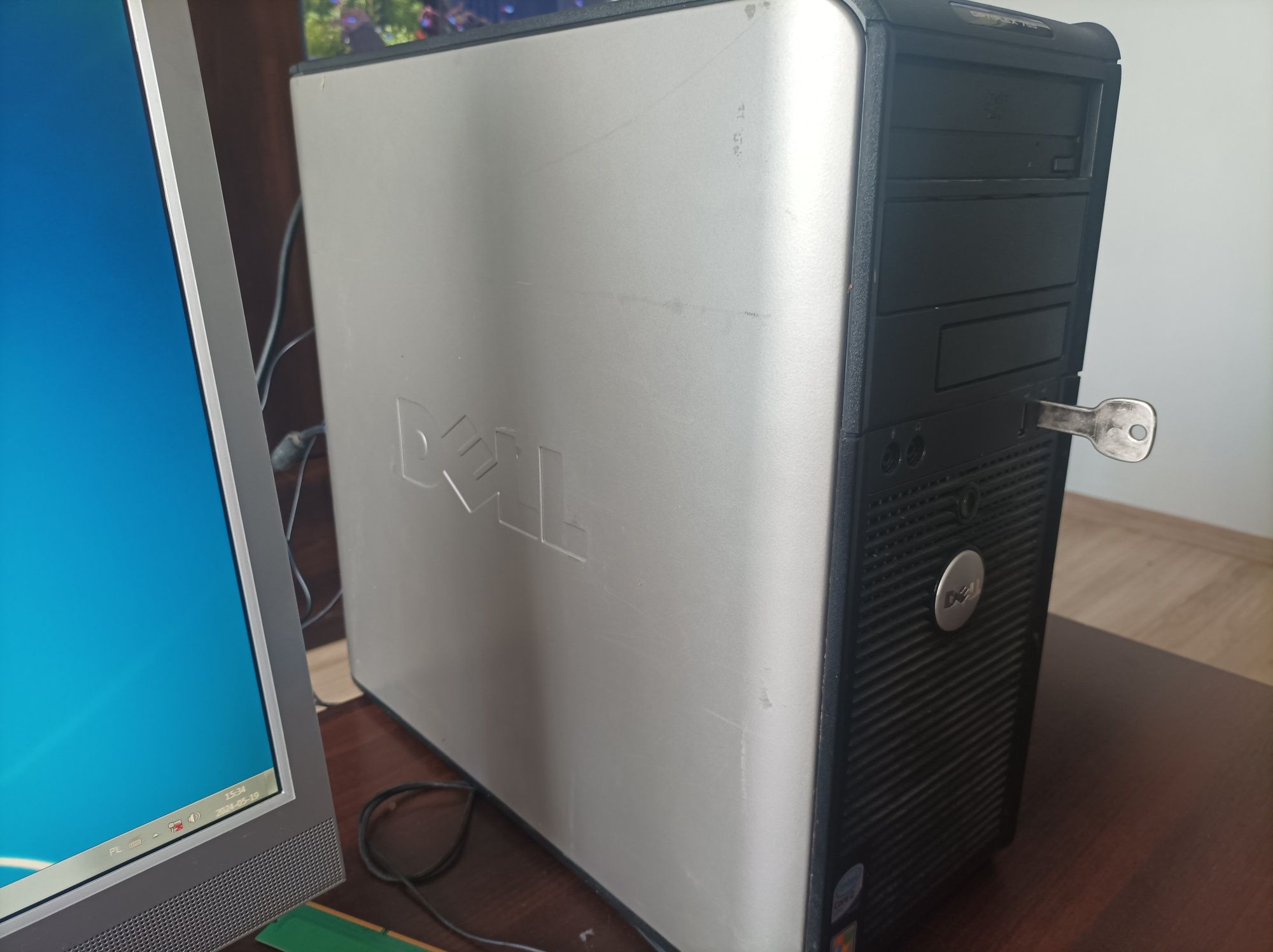 Komputer z monitorem