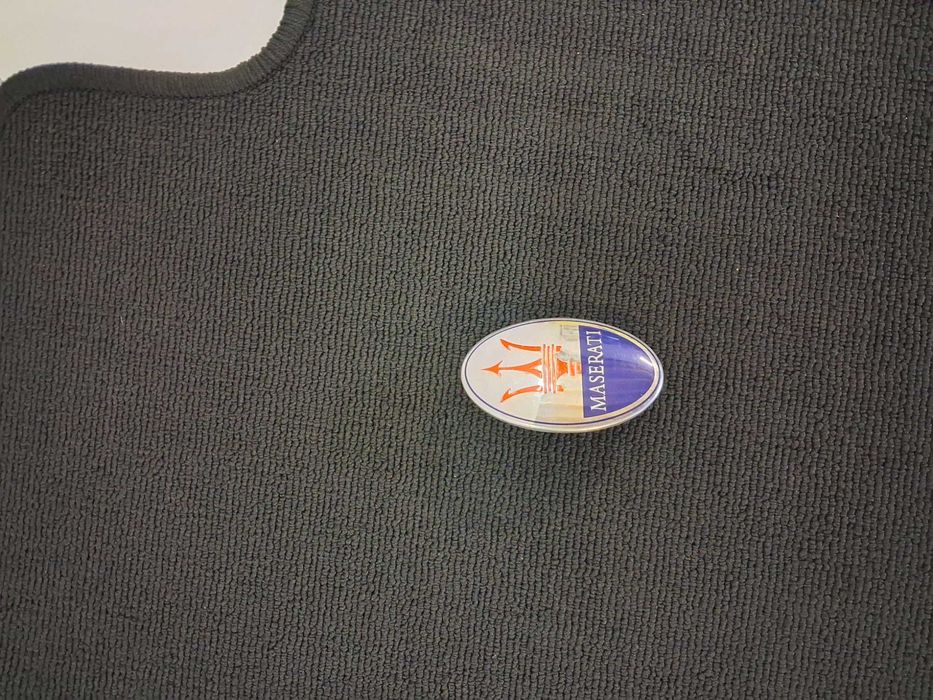 logo emblemat maserati na zderzak samochodu stan bdb.