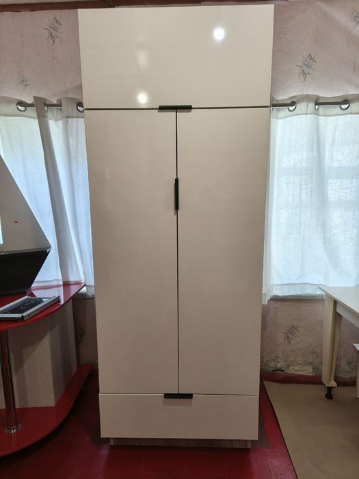 Шафа з глянцевим фасадом