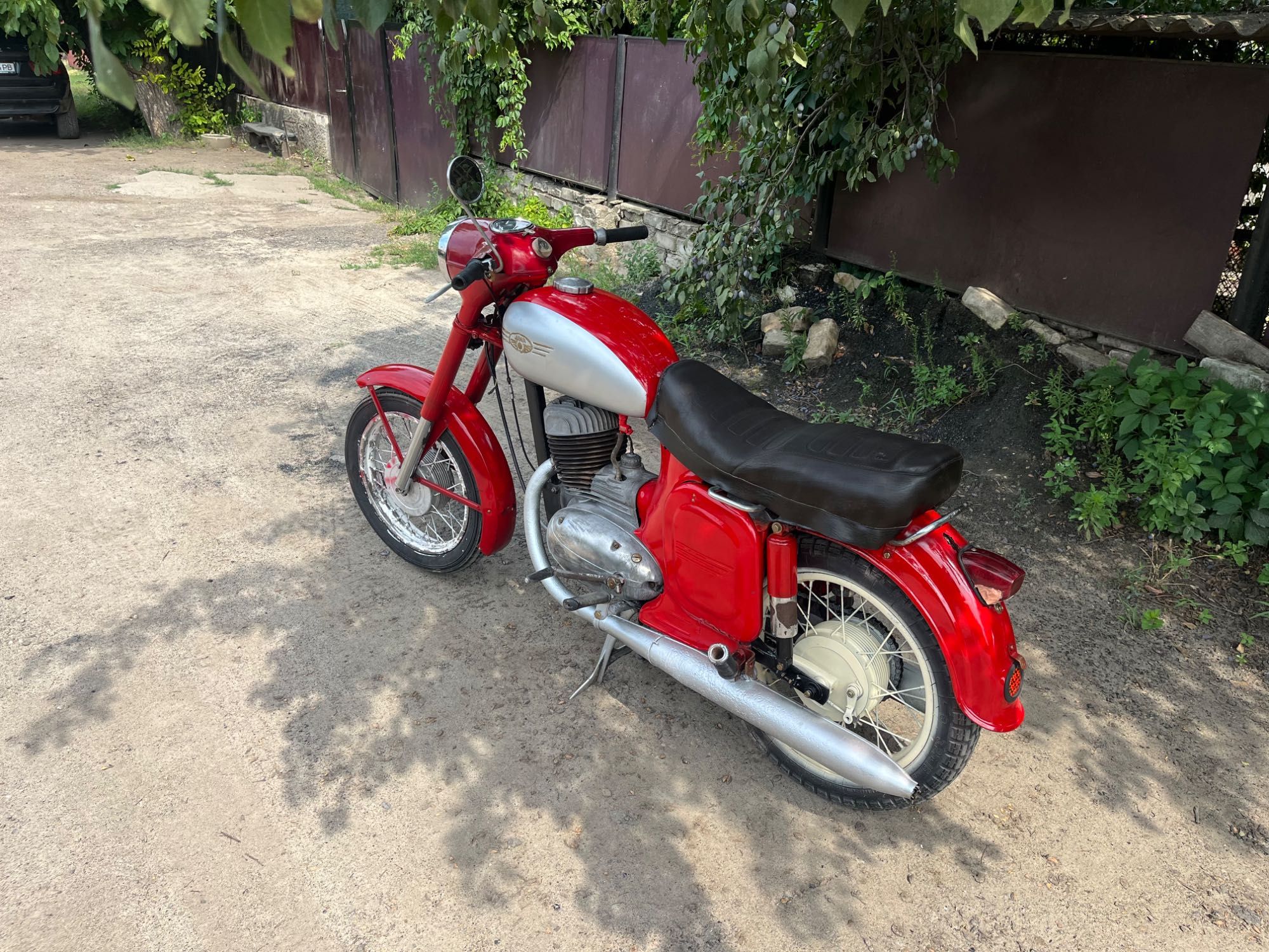 Продам Яву старушку 250