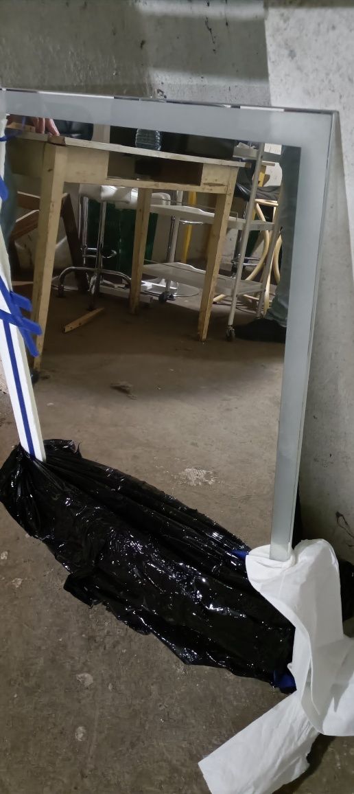 Czarne hokery i inne z salonu kosmetycznego