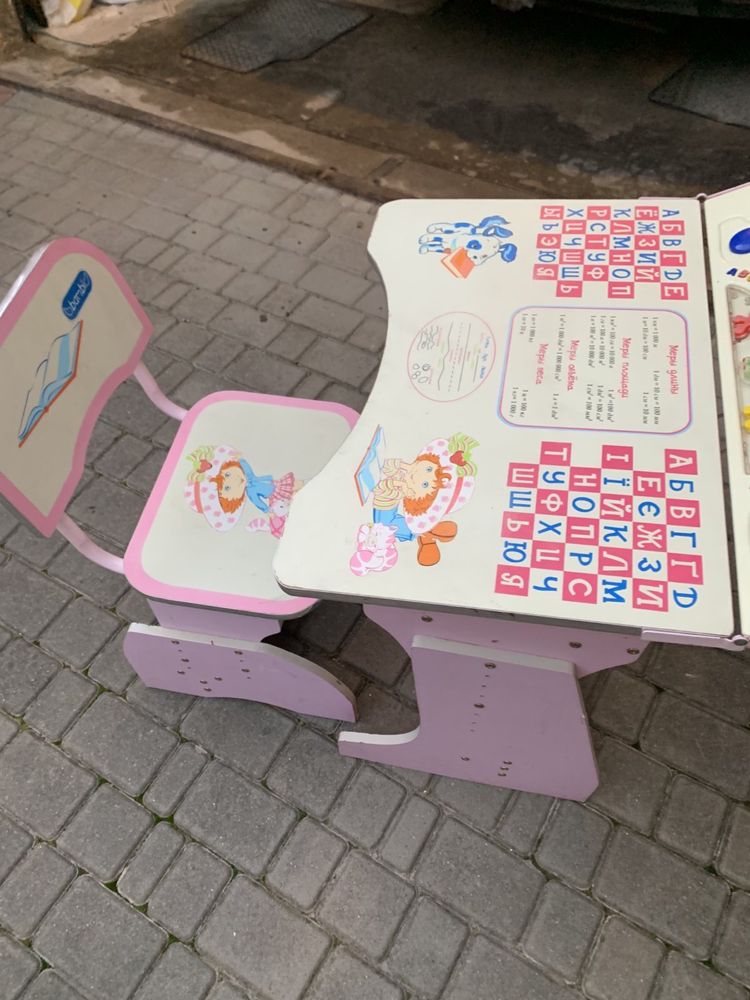 Дитячий стіл із кріслом