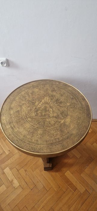 Okrągły Stolik z Blatem z Mosiężnej Blachy

Blat drewniany zdobiony