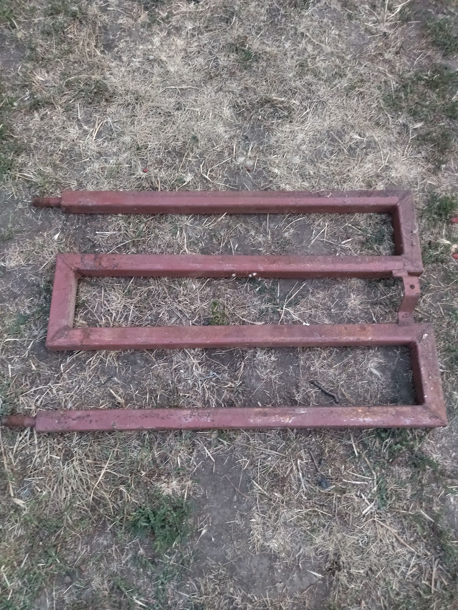 Продам лестницу,отливы,батареи.