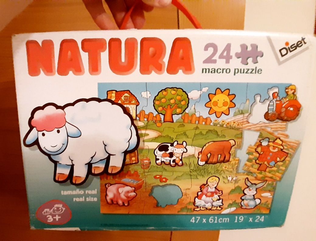 Vários puzzles infantis