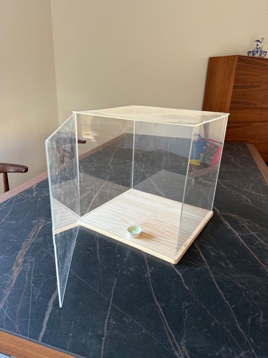 Vitrine acrilica com base de madeira