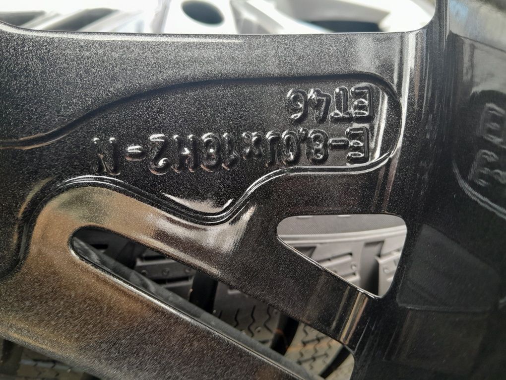 Jak nowe oryginalne 18 calowe koła zimowe audi a3 8Y Pirelli