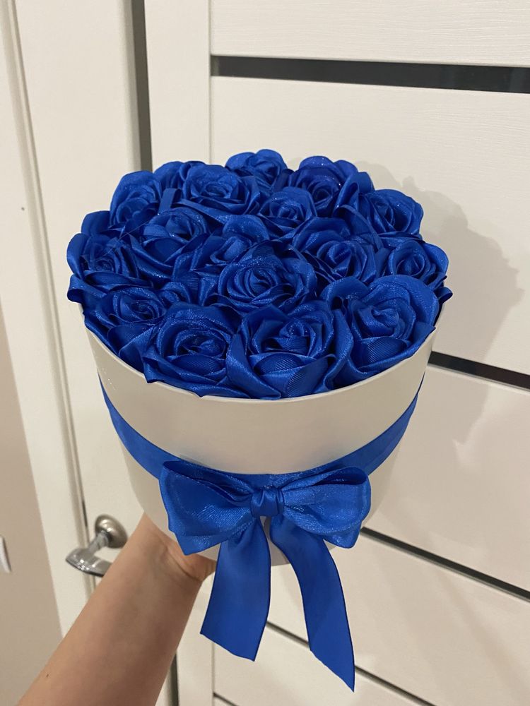 17 синіх атласних троянд