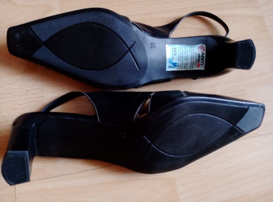 Nowe, skórzane buty w r. 39 marki Tamaris