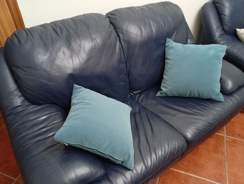 Vendo 2 sofás como novos em pele e respetivo puff