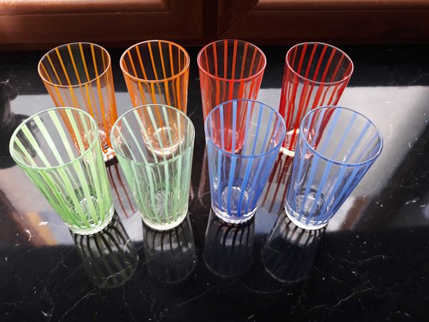 Zestaw kolorowych szklanek