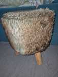 Stolek wlochaty. Podnozek 37 cm